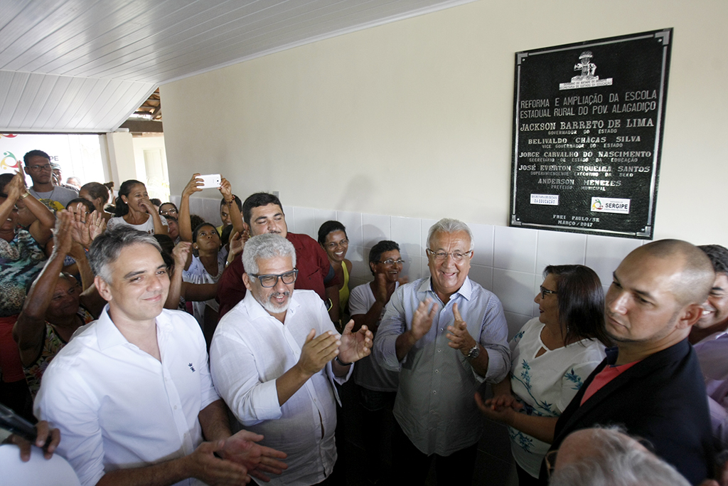 Em Frei Paulo, Jackson inaugura reforma de escola, quadra esportiva e barragem recuperada pela Cohidro