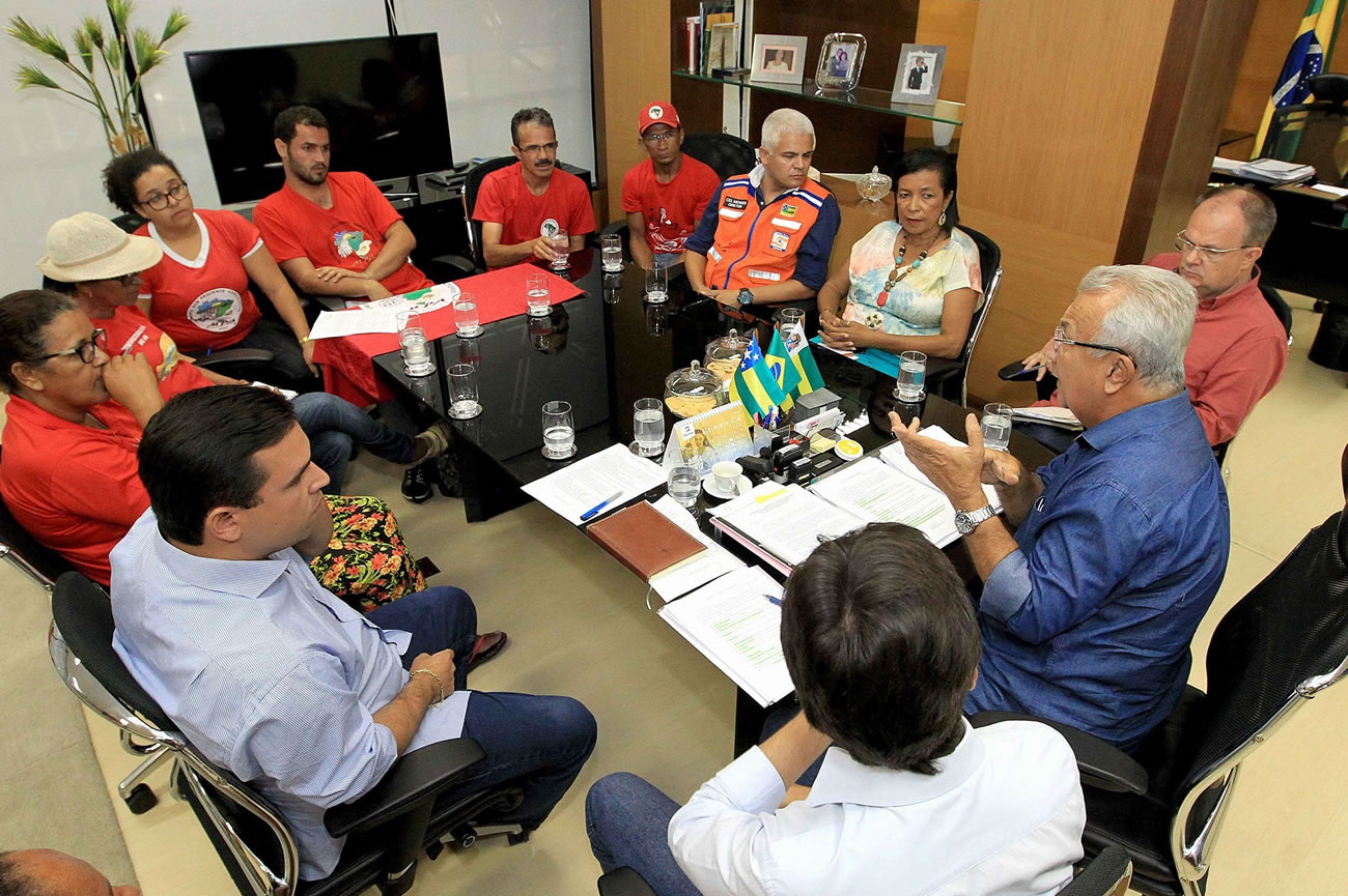 Governador e movimentos sociais discutem ações de combate aos efeitos da seca