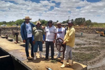 Produtores e servidores se juntam para o mutirao da limpeza nas EBs - foto Edmilson Cordeiro