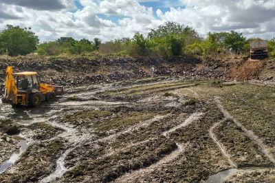 Vegetacao subaquatica e muita lama se depositam no leito dos reservatorios das EBs - foto Edmilson Cordeiro