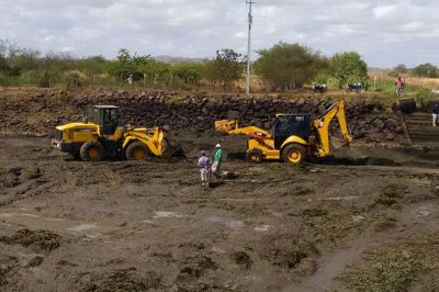 Mutirao realizado em janeiro de 2017 para a limpeza da EB-06 - foto Edmilson Cordeiro