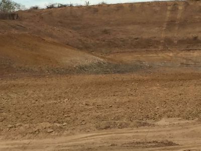 Barragem sendo recuperada em Carira