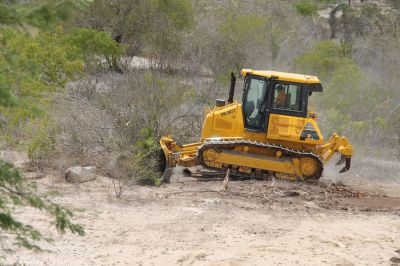 Maquinas recuperam barragens, fazendo limpeza e retirada de materiais do leito