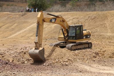 Máquinas trabalham na barragem do Povoado Alagadiço, em Frei Paulo
