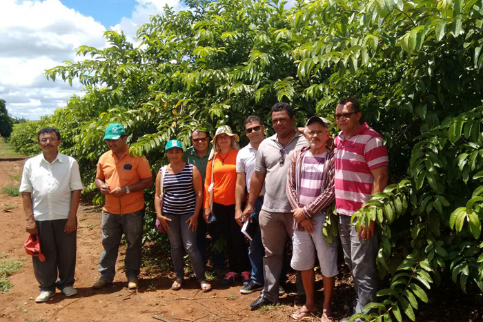 Agricultores de Gararu fazem visita técnica à Cohidro em Canindé