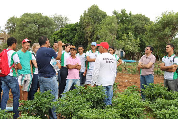 Estudantes agrotécnicos fazem aula prática em perímetro da Cohidro no Sertão