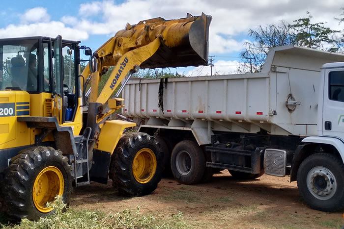 Irrigantes, Cohidro e Prefeitura limpam barragem do Perímetro em Canindé
