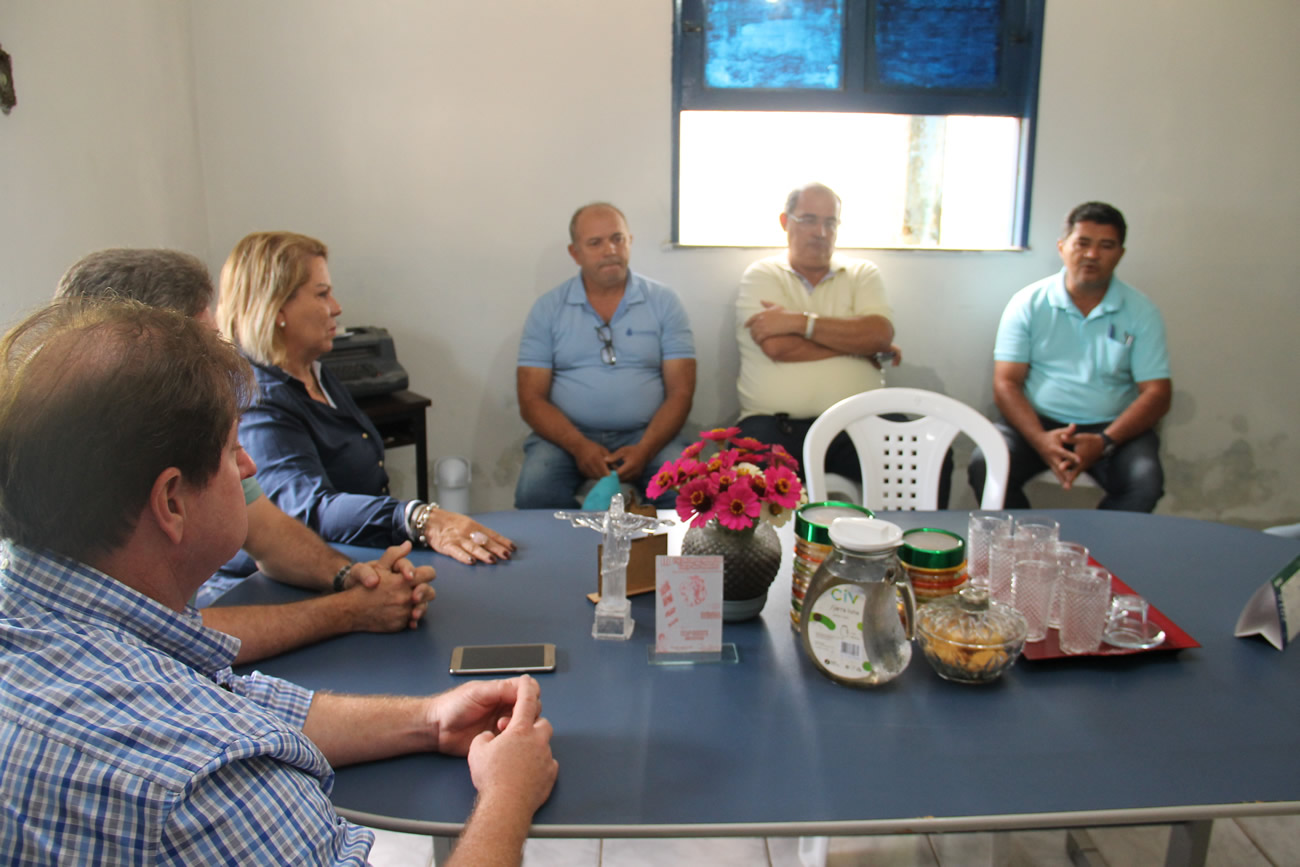 Presidente da Cohidro se reúne com equipe de Canindé e conhece novos plantios