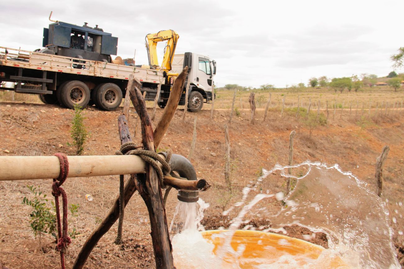 [vídeo] Cohidro faz bombeamento e limpeza do poço em povoado de Pinhão