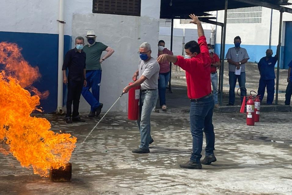 [Galeria de fotos] Cohidro realiza treinamento de combate a incêndio na sede da empresa