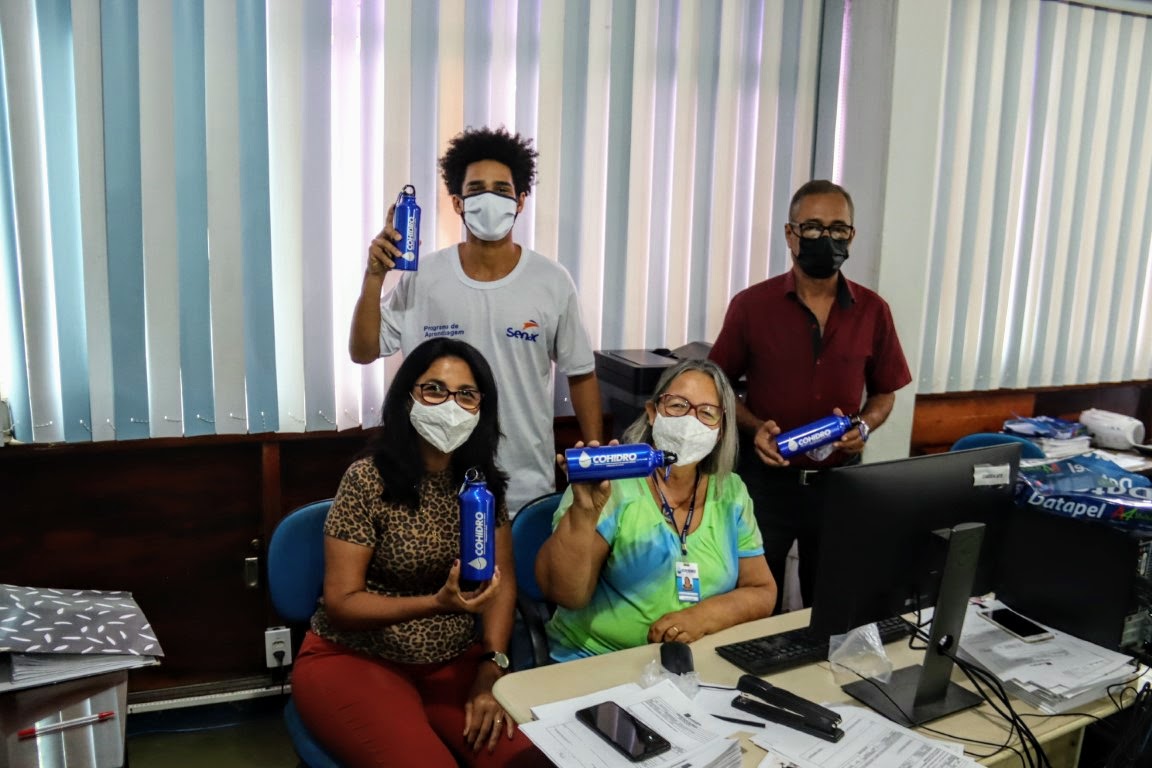 [galeria de fotos] Cohidro distribui garrafinha comemorativa como parte de campanha de conscientização