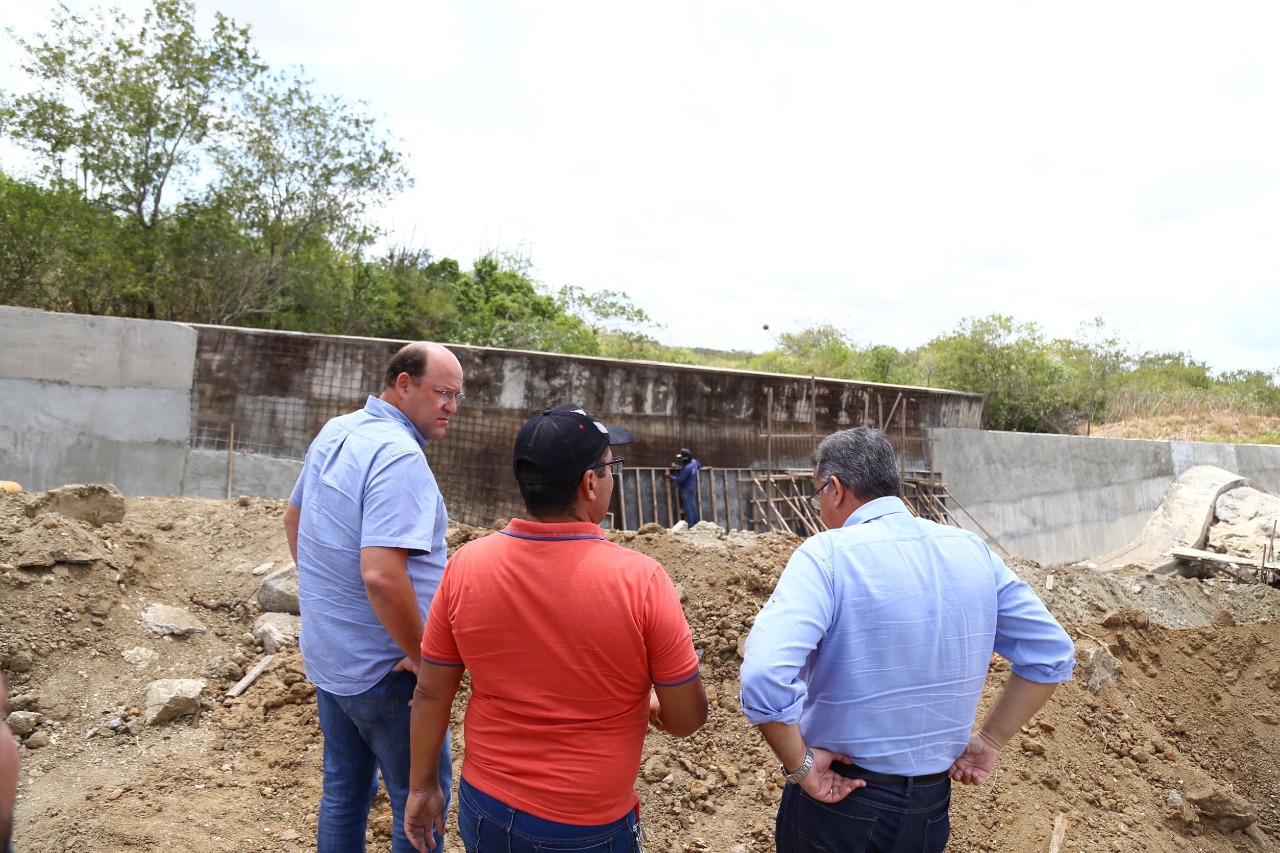 Alto sertão recebe serviços de recuperação de barragens e abertura de poços artesianos