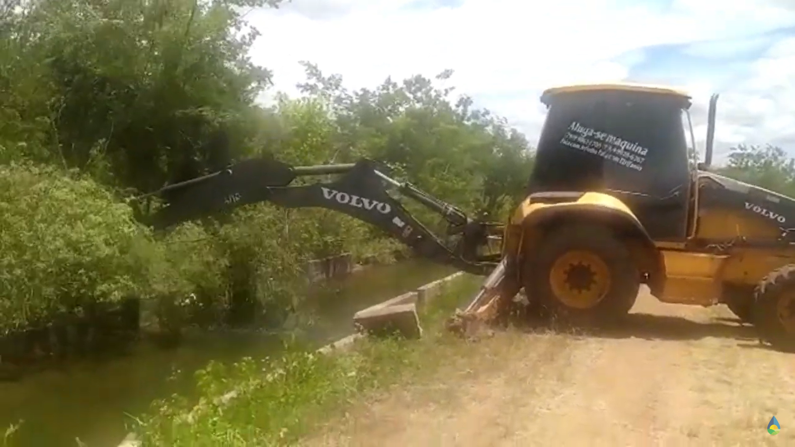 [Vídeo] Limpeza de canais no Perímetro Irrigado Califórnia