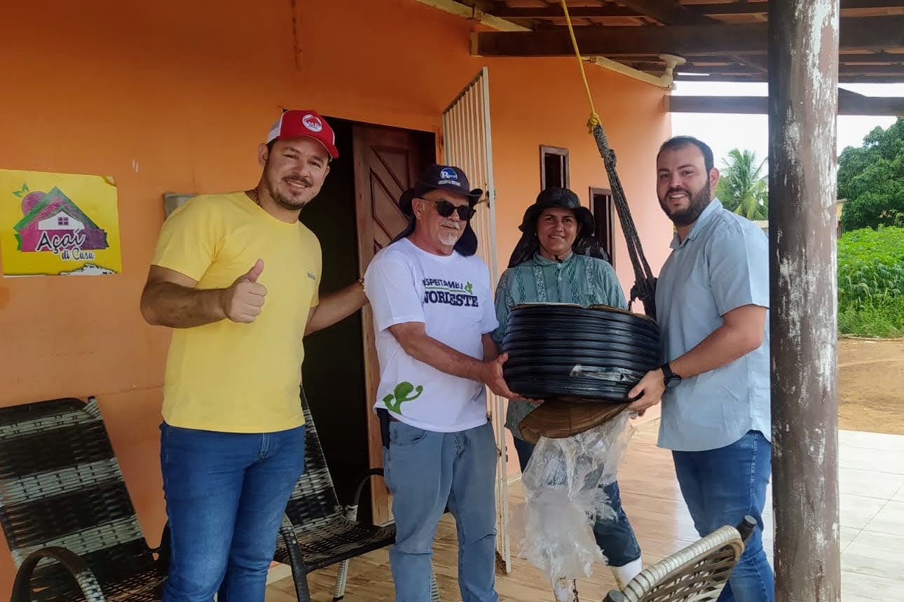 [Vídeo] Governo do Estado distribui mangueiras de irrigação em perímetro de Canindé