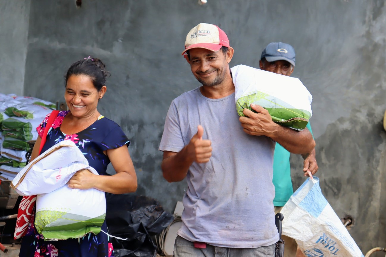 Agricultores familiares dos perímetros irrigados recebem sementes de milho do Governo do Estado