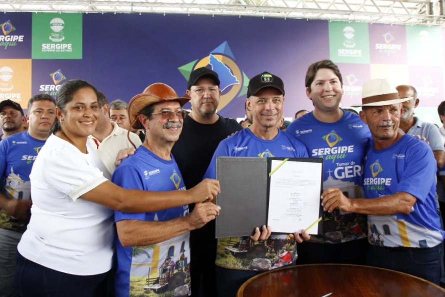 Governo do Estado entrega compressor à associação de trabalhadores das pedreiras de Tomar do Geru