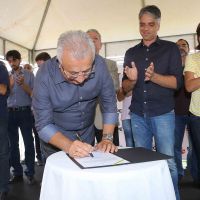 Hoje fizemos uma ação na cidade e uma ação no campo. Aqui, nós estamos reformando todo o sistema de bombas que serve ao perímetro irrigado. São recursos do Proinveste. Muitas vezes, cobram onde está o dinheiro do Proinveste. Está em várias ações do Estado e está aqui também, fortalecendo o perímetro irrigado