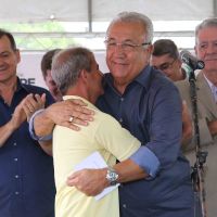 Toinho ganha um abraço do Governador - Foto: Jorge Henrique/ASN