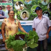 O casal de agricultores Josileide de Carvalho e Delfino Batista - juntos produzem e vendem doces caseiros e vegetais orgânicos