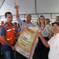 Apenas nas duas visitas de hoje, o Governo do Estado entregou um investimento de mais de R$ 800 mil convertidos em 1.073,9 toneladas de material forrageiro, destinados a 1.166 produtores familiares / Fotos: Jorge Henrique/ASN