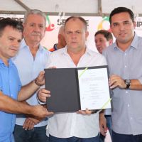 Prefeito Marival Santana, Belivaldo Chagas e o presidente da Cohidro, José Carlos Felizola assinam ordem de serviço para os sistemas de abastecimento em Simão Dias - Fotos: Jorge Henrique/ASN