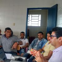 Sandro Prata (dir.) se reúne com os produtores dos perímetros na elaboração de projetos - Foto Andrea Santtos (Califórnia Cohidro)