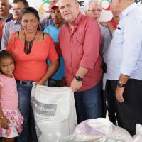 Na quarta, entrega de material forrageiro foi entregue no escritório da Cohidro em Canindé, onde esteve presente presente também o vice-governador Belivaldo Chagas / Fotos: Jorge Henrique/ASN