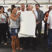 O agricultor Manuel Messias, Gararu, alegre com a chegada do benefício do material forrageiro / Foto: Marcelle Cristinne/ASN