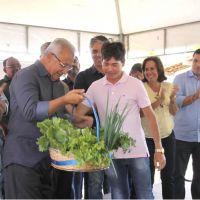 Das mãos do presidente da Cooperativa de Produtores do Piauí, Fabiano Martins, Jackson recebe cesta de hortaliças orgânicas produzida no Perímetro