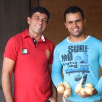 Gerente Gildo Almeida e o produtor Lauriano Rocha - foto: Ascom/Cohidro