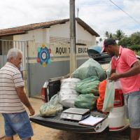 José Arnaldo Carvalho faz a entrega na Escola Brasil - foto: Ascom/Cohidro