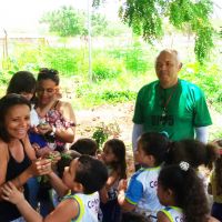 Os alunos ficaram bem interessados na horta orgânica da Bio5 - foto acervo Tito Reis