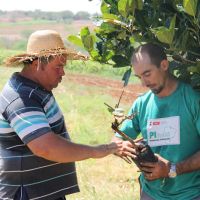 José Leidison e o técnico da Embrapa Guy: últimas instruções para o plantio - Foto Ascom/Cohidro