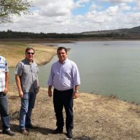 Osvaldo Nunes, gerente do Jacarecica I, diretores João e Felizola, na barragem - Foto Ascom/Cohidro