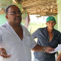 Técnico da Cohidro Marcos Emílio explica a preparação da Calda Bordalesa