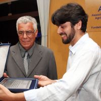 o agrônomo do ano Engenheiro Luiz Mário Santos, recebe palca de Esmeraldo Leal
