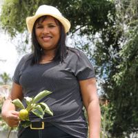 Gilvanete Teixeira e o caqui produzido na área de João de Souza