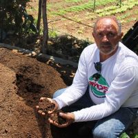 Tito Reis e o substrato para as hortas produzido com o esterco dos animais