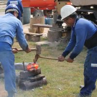 Trabalho de perfuração exige perícia e conhecimento - equipe Cohidro prepara ponteira