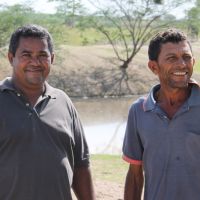 Secretário José Fernandes e o micro-pecuarista José Amilton da Silva de Poço Redondo
