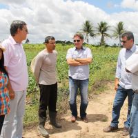 Gilvanete Teixeira, técnicos, Diretor da Cohidro e o agricultor.