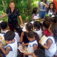 Meirinha e os pequenos visitantes na Farmácia Viva
