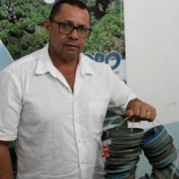 Edmilson Cordeiro e as placas adulteradas e substituídas pela ação da Cohidro (Foto: Ascom/Cohidro)