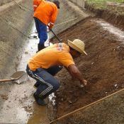 Operários trabalham, em pleno São João, na reconstrução das placas de concreto do canal