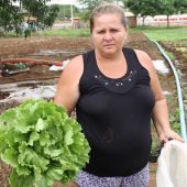 Produtora Elisângela Santos Barros uma ou duas vezes por semana tem ido comprar os orgânicos - Foto: Ascom/Cohidro