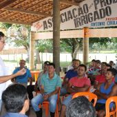 Sandro Prata, da Cohidro, auxilia agricultores da APPIP na confecção do projeto à Conab- Foto Ascom -Cohidro