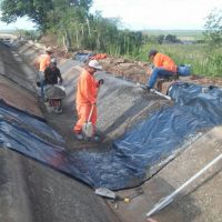 Operários trabalham na reconstrução das placas de concreto- Fotos acervo Edmilson Cordeiro