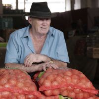 O comerciante José Valmir da Paixão, de 72 anos, comemora a assinatura da ordem de serviço - Foto: Jorge Henrique/ASN