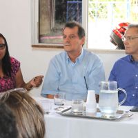 Gilvenete Teixeira expõe as características dos produtores ao Prefeito e o Diretor-Presidente