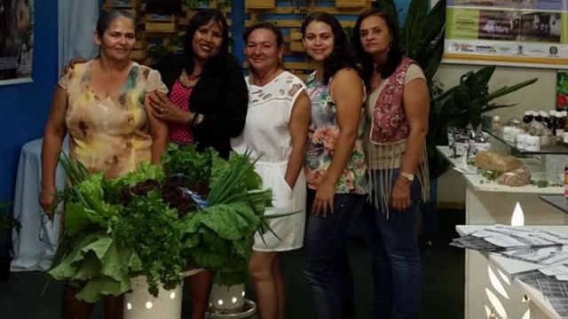 Equipe da Cohidro que montou o stand e produtoras expositoras